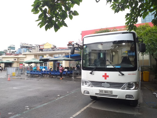 Xe khám sức khỏe lưu động của JVC tại Bệnh viện Bạch Mai.